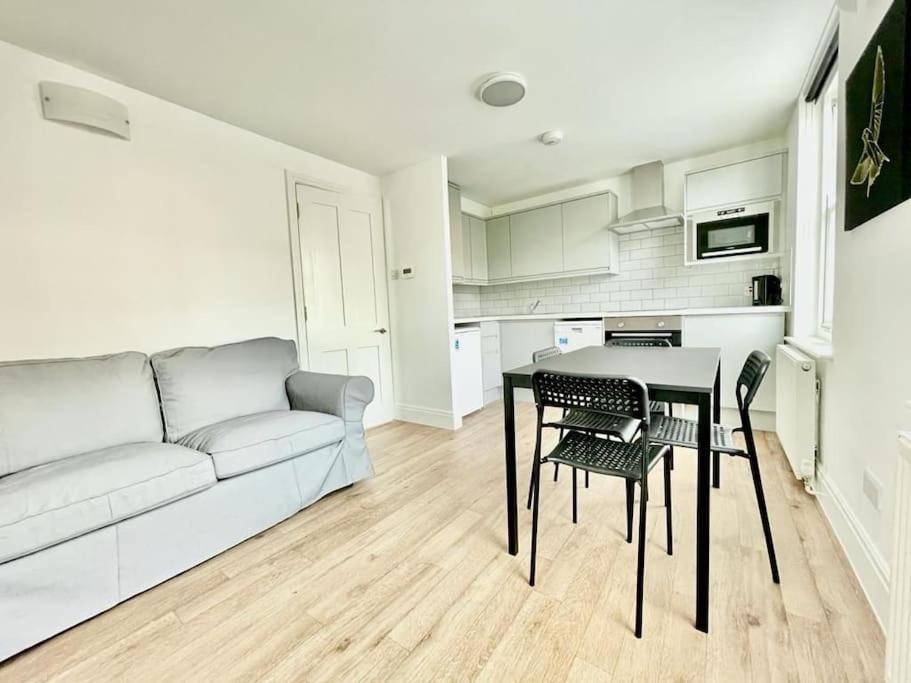 Apartment Amazing Spacious 2 Bed London