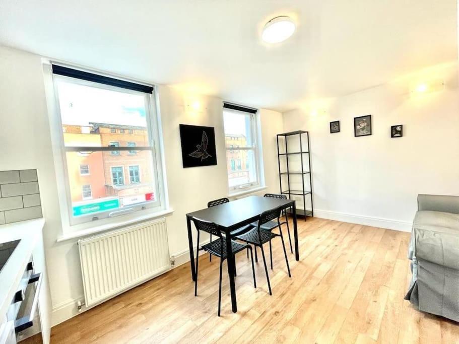 Apartment Amazing Spacious 2 Bed London